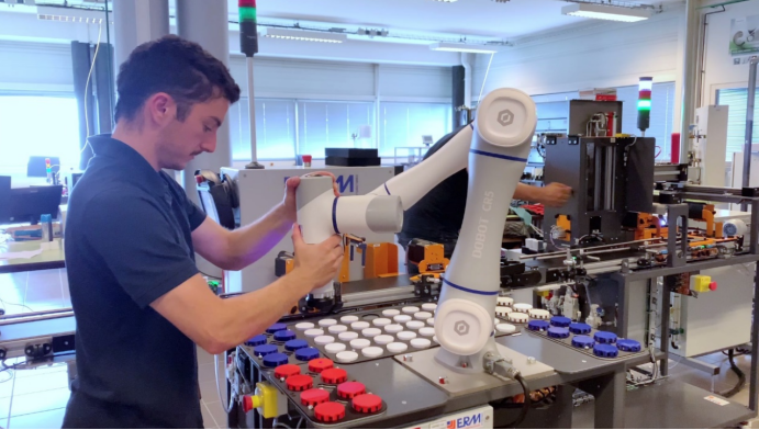 学生を自動化の未来に備えさせる：産業分野における教育用ロボットの価値